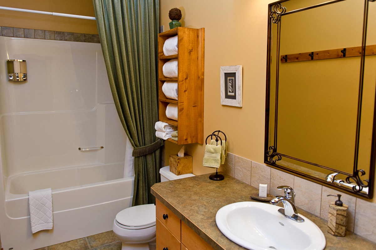 Loft Suite Bathroom | The Prairie Creek Inn