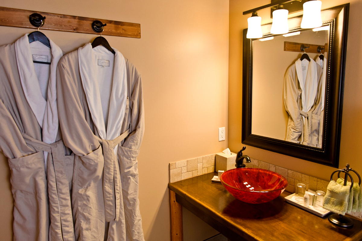 Canadiana Suite Bathroom | The Prairie Creek Inn