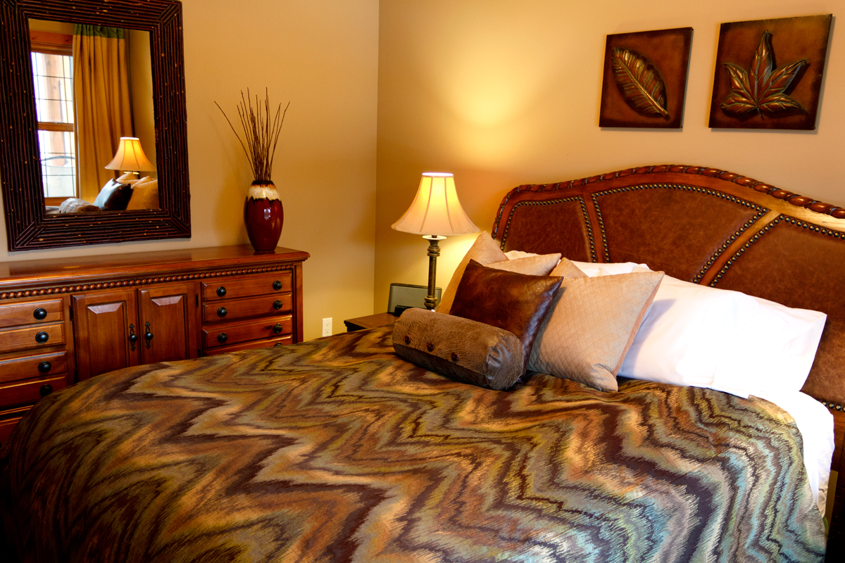 Creekside Cottage Queen Bedroom | The Prairie Creek Inn