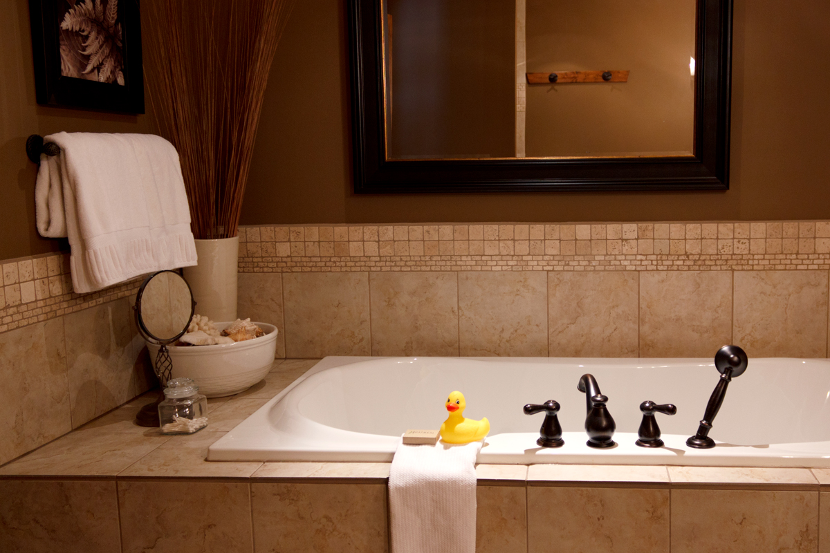 Explorers Suite Soaker Tub | The Prairie Creek Inn