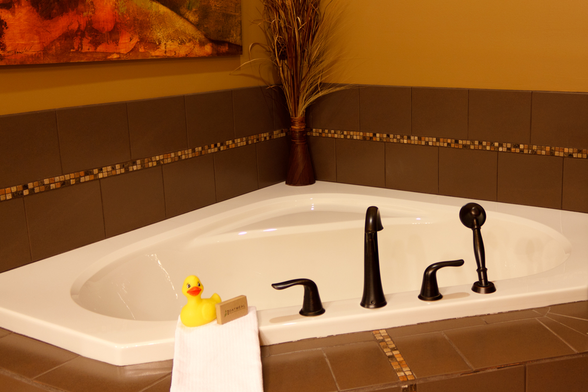 Golden Meadows Double Soaker Tub | The Prairie Creek Inn