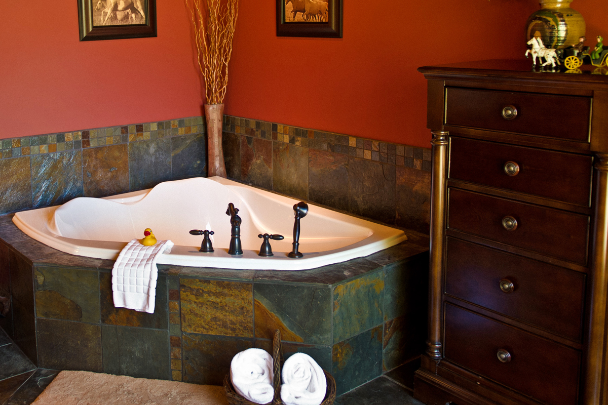 Stables Double Soaker In Room Tub | The Prairie Creek Inn